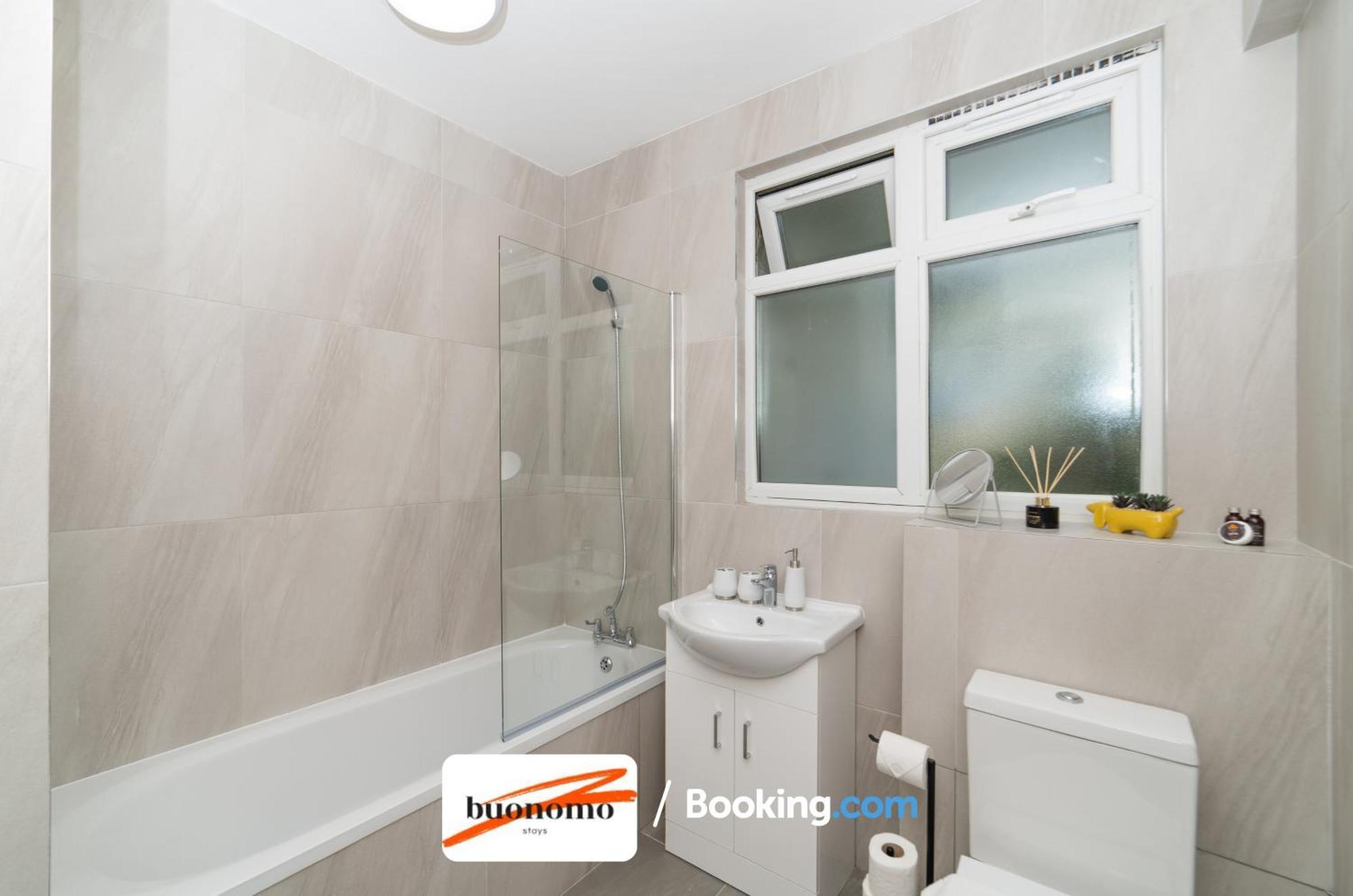 Two Bedroom Apartment By Buonomo Stays Short Lets & Serviced Accommodation With Balcony Лондон Экстерьер фото